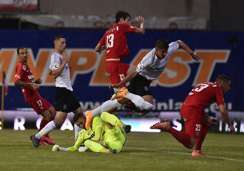 Popis fotky: Zbrojovka Brno - Sparta Praha - Utkání 1. kola první fotbalové ligy: Zbrojovka Brno - Sparta Praha, 22. srpna 2020 v Brně. Nebezpečná situace před bránou brankáře Brna Jiřího Flodera.    Brno - Fotbalisté Sparty vstoupili do nové ligové sezon