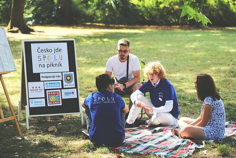 Akce Česko jde spolu na piknik vyzvala lidi z různých míst naší země, aby pořádali ve stejný čas piknik. Na snímku loňský ročník v Teplicích.