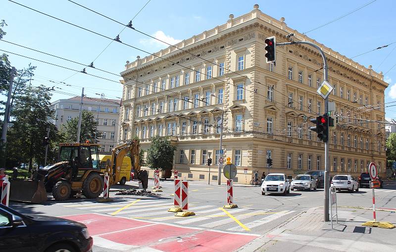 Řidiči a hlavně chodci pocítí od pondělí další omezení dopravy na Žerotínově a Moravském náměstí v centru Brna, kde pokračují stavební práce. Částečné uzavírky potrvají do konce srpna.