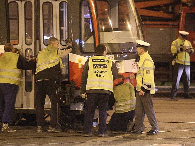 V křižovatce Jugoslávské a Merhautovy ulice vykolejila tramvaj. 