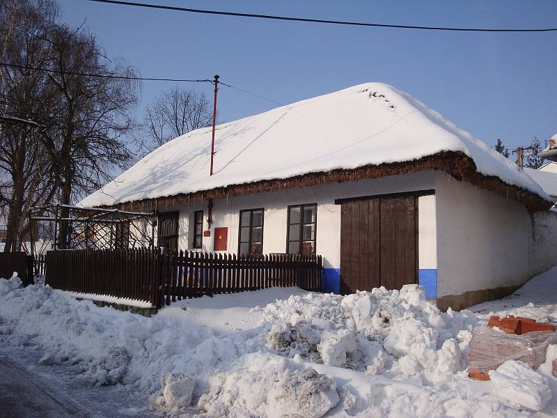 Atmosféru venkovských Vánoc v tradiční chalupě připomínaly výstavy a setkání v obecní doškovici v Petrovicích na Krumlovsku.