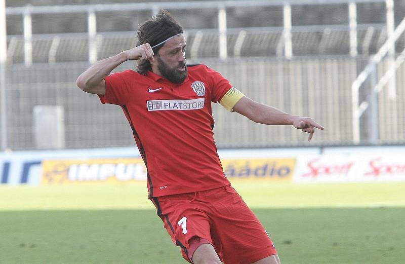 Na nově zastřešené západní tribuně stadionu v Srbské ulici si brněnští diváci vychutnali nejen lepší pohodlí, ale také vítězství domácí Zbrojovky 2:0 nad regionálním rivalem ze Zlína ve dvacátém kole první fotbalové ligy.