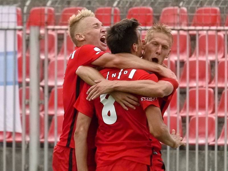 Fotbalisté Zbrojovky Brno (v červeném) porazili Baník Ostrava 2:1.