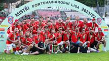 Fotbalisté Zbrojovky Brno po posledním utkání křepčili s trofejí pro vítěze FORTUNA:NÁRODNÍ LIGY.