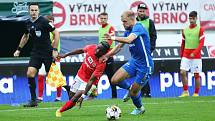 Brněnští fotbalisté (v červeném) na domácím trávníku zdolali Liberec 3:0.