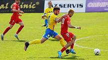 Brněnští fotbalisté (v červeném) doma jen remizovali s Teplicemi 0:0.