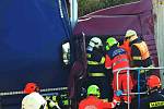 Kolem deváté hodiny ráno se u sjezdu z dálnice na Blučinu na Brněnsku srazily dva kamiony. Jeden řidiči se při nehodě zranil.
