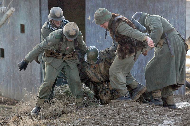 Německé jednotky v sobotu odrazily útok Rudé armády v Army parku u Ořechova. Zimní bitvu z východní fronty roku 1944 jim tam sehrálo přes sto účastníků v dobových uniformách s autentickou výstrojí. 