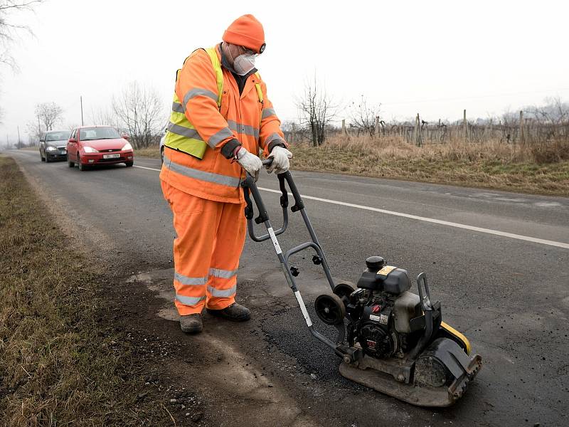 Jihomoravským silničářům nynější zima dává zabrat. Náklady na údržbu jsou zatím o zhruba dvacet milionů vyšší než loni. Na začátku března cestáři provizorně lepili výtluky třeba mezi Pohořelicemi a Žabčicemi na Brněnsku.