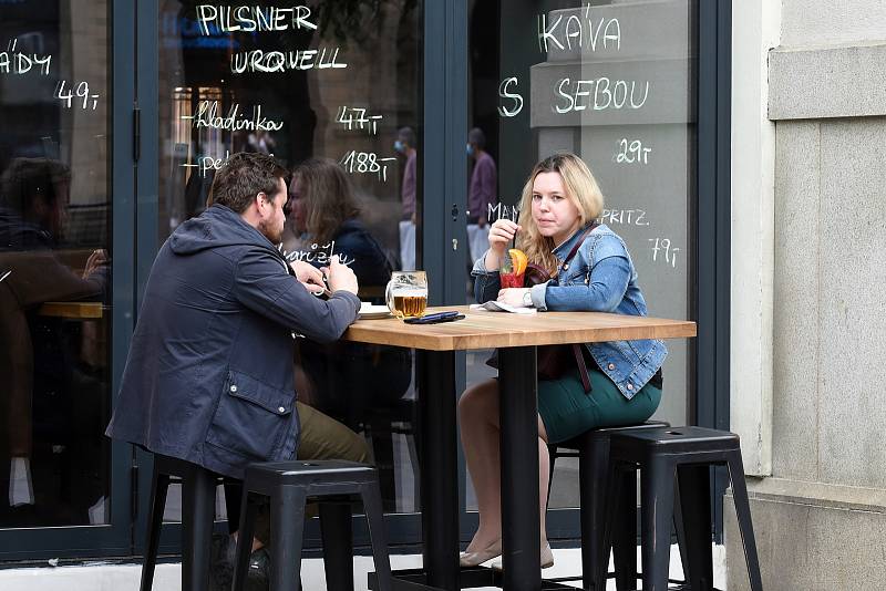 Popíjení alkoholu v centru Brna.