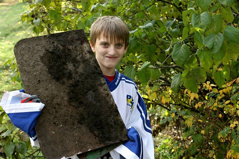 Děti i hráči brněnské Komety uklízeli okolí hradu Špilberk.