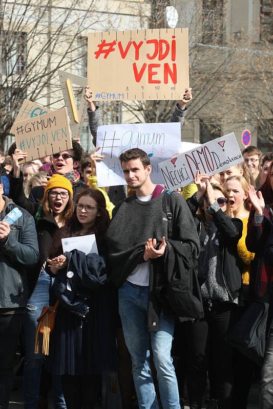 Studentská demonstrace VyjdiVen na brněnském náměstí Svobody.