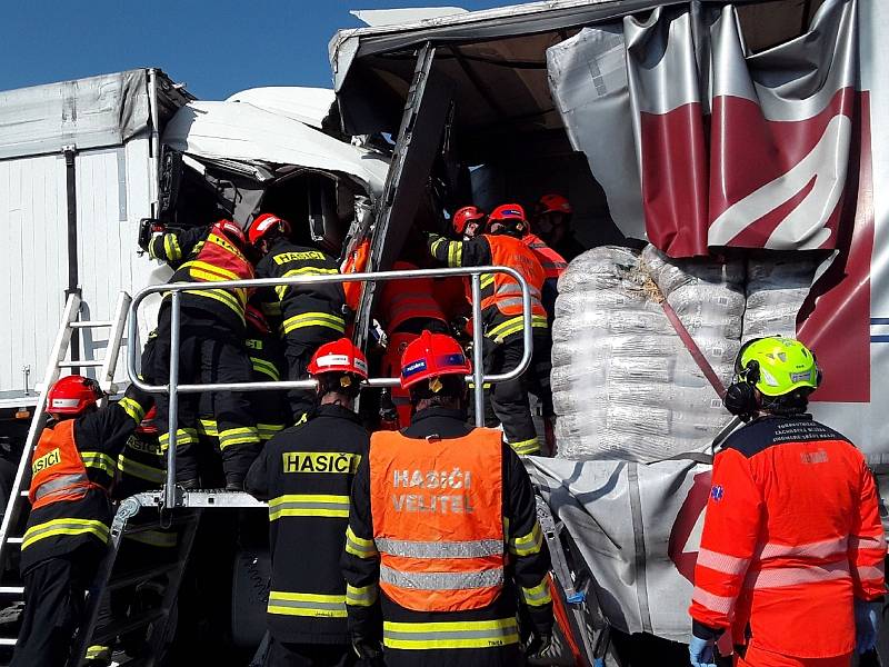 Hromadná nehoda se stala ve středu dopoledne na 189. kilometru dálnice D1 u Brna. Nejméně tři lidé zemřeli.