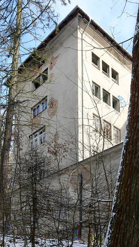 Bývalá léčebna dlouhodobě nemocných poblíž vlakové stanice Babice nad Svitavou.