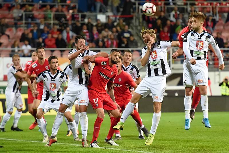 Rosice 28.09.2019 - domácí FC Zbrojovka Brno (červená) proti FC Hradec Králové