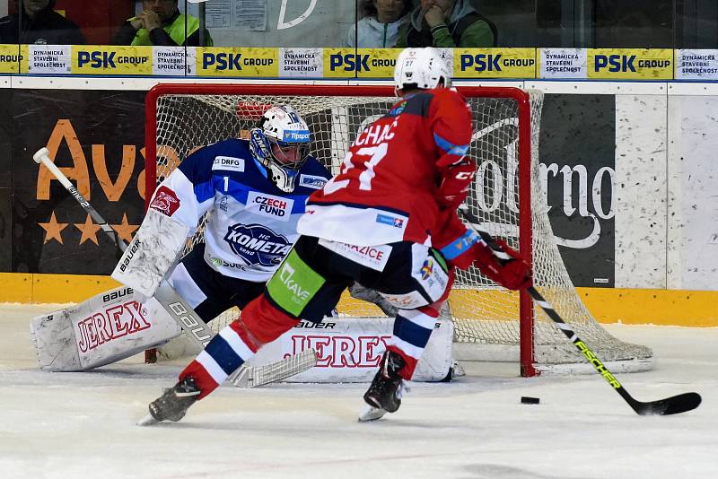 Kometa Brno (v bílém) porazila Pardubice 2:1 v prodloužení.