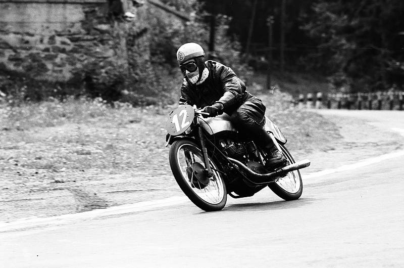 Vzpomínka na Velkou cenu na starém Masarykově okruhu v Brně. Velké ceny se účastnili i jezdi na slavných československých motocyklech ČZ.