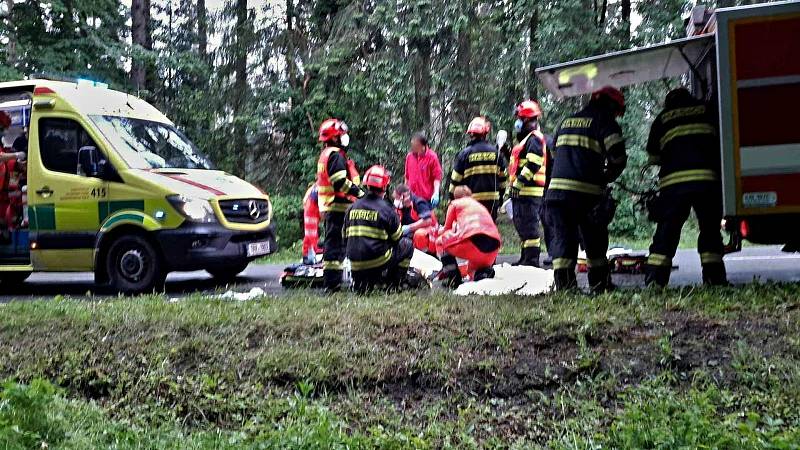 U Deblína havarovala řidička s dětmi. K nehodě letěl vrtulník.