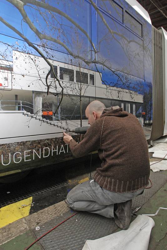 Tramvaj s pozvánkou na návštěvu rekonstruované vily Tugendhat.