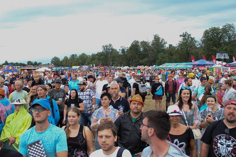 Lidé si při festivalu Hrady.cz k hradu Veveří přijeli poslechnout oblíbené kapely.