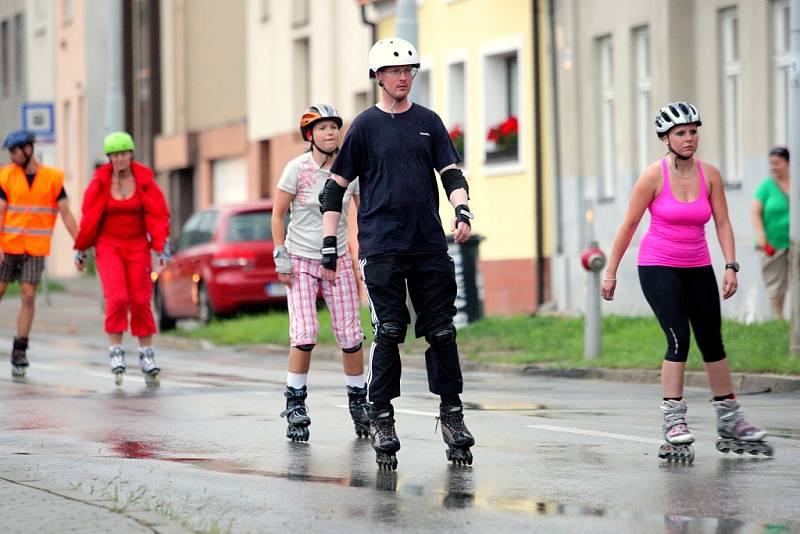 S prvními kapkami deště vyjely desítky bruslařů na další projížďku ulicemi Brna na inlinech.