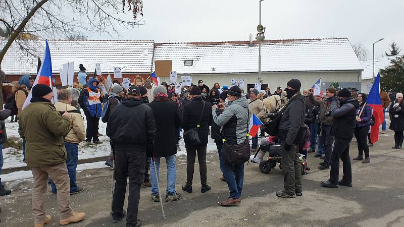 Protestní pochod a shromaždění před domem ministra zdravotnictví Jana Blatného v Jinačovicích na Brněnsku.