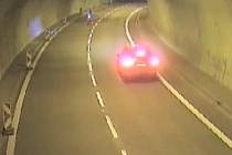 Opilý muž na elektrické koloběžce projížděl Pisárecký tunel, a navíc do protisměru.