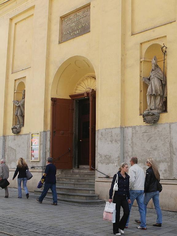 Svatého Martina a svatého Mikuláše vystavuje na průčelí kostel svaté Máří Magdalény v Masarykově ulici.