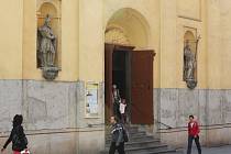 Svatého Martina a svatého Mikuláše vystavuje na průčelí kostel svaté Máří Magdalény v Masarykově ulici.