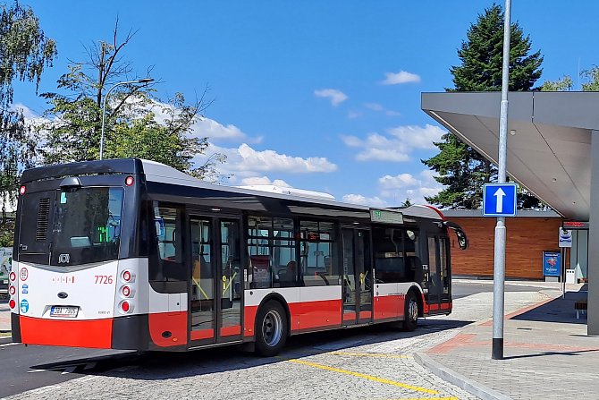 Autobusy na novém terminálu v Kuřimi. 