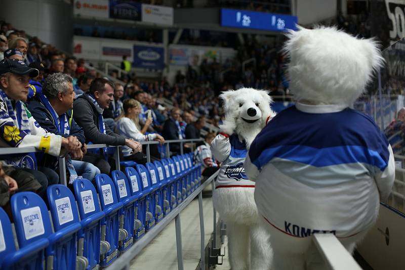 Momentky z úvodního utkání extraligové sezony mezi Kometou Brno (modrobílé dresy) a Karlovými Vary.