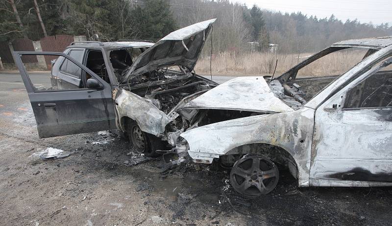 Hořet začala dvě auta, která se srazila ve středu ráno v Ochozu u Brna. Jeden řidič se lehce zranil, druhý z místa utekl.