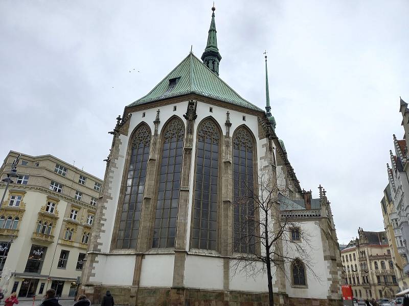 Kostel svatého Jakuba v centru Brna.