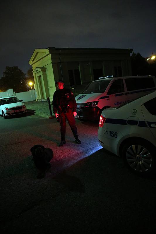 Noční hlídky Městské policie na Ústředním hřbitově v brně