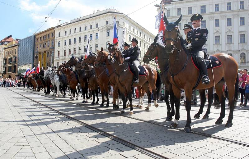 Náměstí Svobody v Brně ovládli jezdci na koních. Zahájili policejní mistrovství v jezdectví.