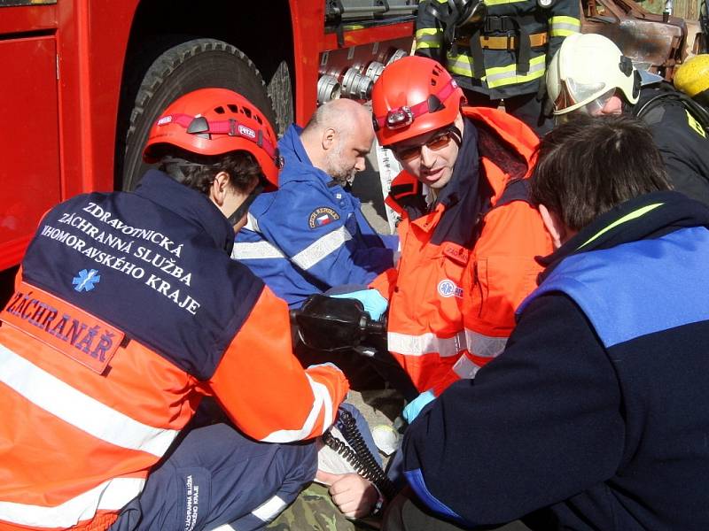Dvanáct záchranářských posádek nacvičovalo pomoc těžce zraněným v Brně. Utkali se v kvalifikaci na soutěž Rallye Rejvíz 2014