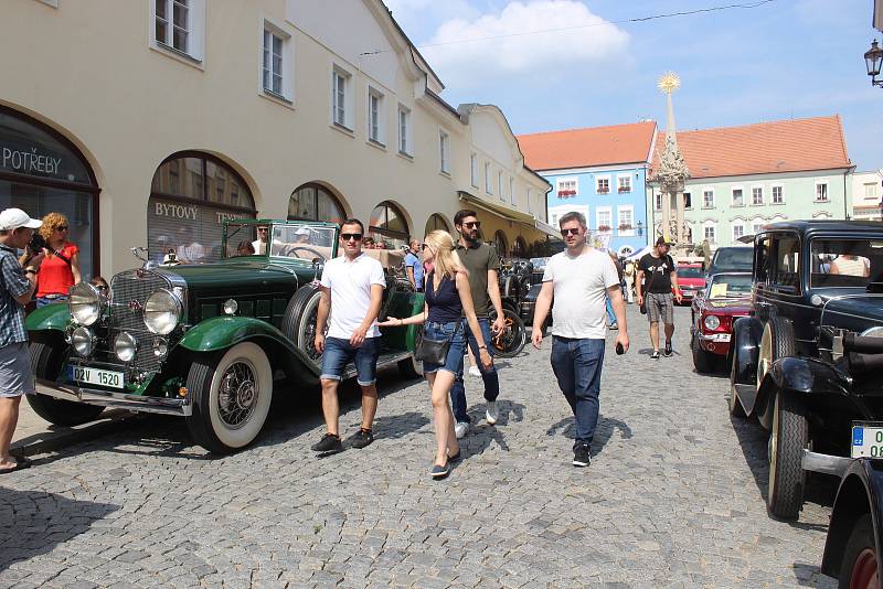 Jih Moravy v sobotu zaplavily veterány. Jejich řidiči a majitelé s nimi projeli ze Zaječí přes Lednici a Mikulov až do Valtic na Břeclavsku. Autor: Ondřej Kaloud