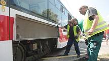 Vykolejená tramvaj u zastávky Branka v brněnské ulici Bystrcká.