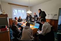 Únorové zasedání zastupitelstva v brněnském Útěchově se uskutečnilo ve stísněných prostorách. Někteří obyvatelé proto volají po lepší organizaci.