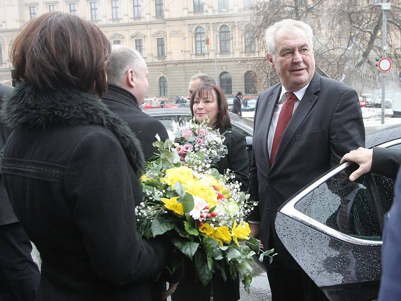 Miloš Zeman s manželkou při příjezdu ke Krajskému úřadu Jihomoravského kraje. Prezident tam zahájil třídenní návštěvu jižní Moravy.