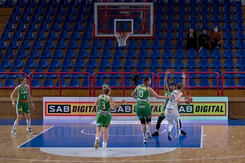 V prvním zápase v sérii o bronz v Ženské basketbalové lize uspěly na domácím hřišti Žabiny (v bílém), které porazily KP Brno o osm bodů.