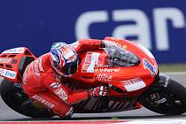 Casey Stoner při pátečním treninku tříd do 250 ccm a moto GP v Brně.