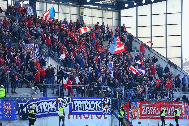 Fotbalisté Vyškova (v bílém) prohráli s vedoucí Zbrojovkou Brno na svém stadionu v Drnovicích 0:2.