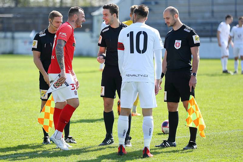 Fotbalisté Vyškova (v bílém) prohráli s vedoucí Zbrojovkou Brno na svém stadionu v Drnovicích 0:2.