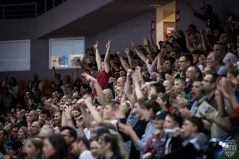 Brněnští basketbalisté (v bílém) před víc než tisíci diváky porazili Pardubice 83:71.