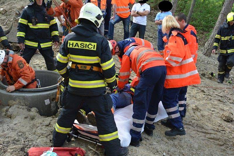 Úterní záchranná akce muže, který u Brněnské přehrady spadl do šachty.