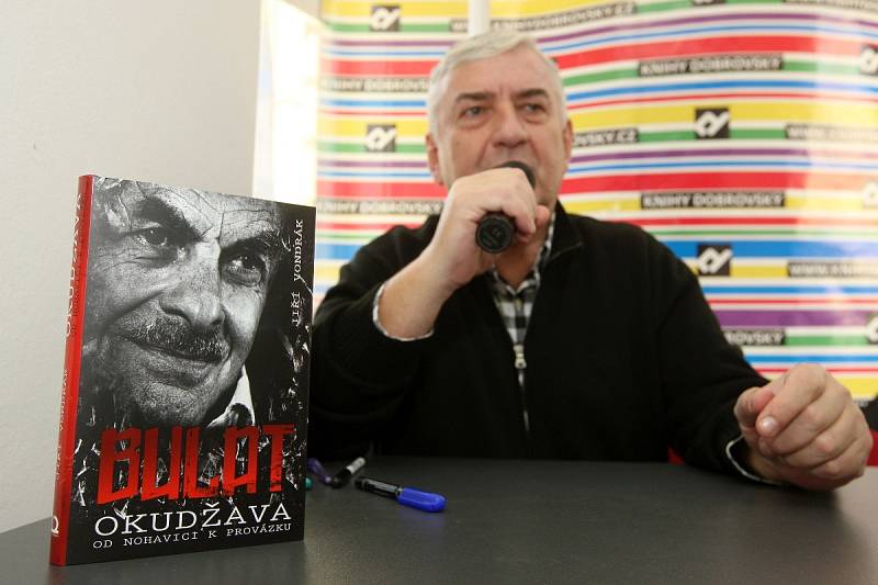 Jiří Vondrák podepsal svoji knihu o Okudžavovi. Jako hosta si na autogramiádu v Knihách Dobrovský v Joštově ulici přizval herce Miroslava Donutila. 