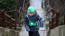 Tradičního silvestrovského běhu do schodů v Bílovicích nad Svitavou se i přes nepříznivé počasí zúčastnily více než dvě stovky lidí.