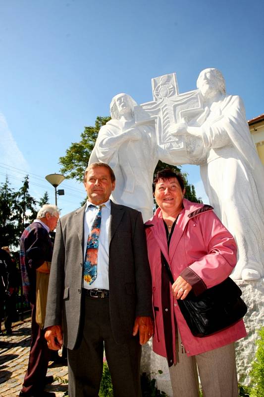 Sousoší sv. Cyrila a Metoděje v Moutnicích požehnal biskup Vojtěch Cikrle.