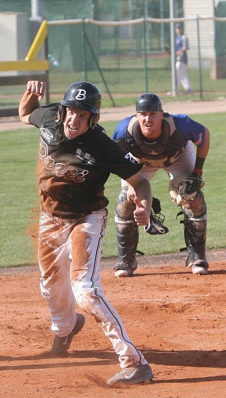 ZASE MISTŘI. Brněnští baseballoví Draci zvítězili v srpnu nad rivaly z Kotlářky. Získali jubilejní dvacátý titul. 